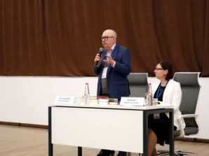 Студенты МКТ побывали на литературной встрече с известным писателем и журналистом Денисом Викторовичем Драгунским